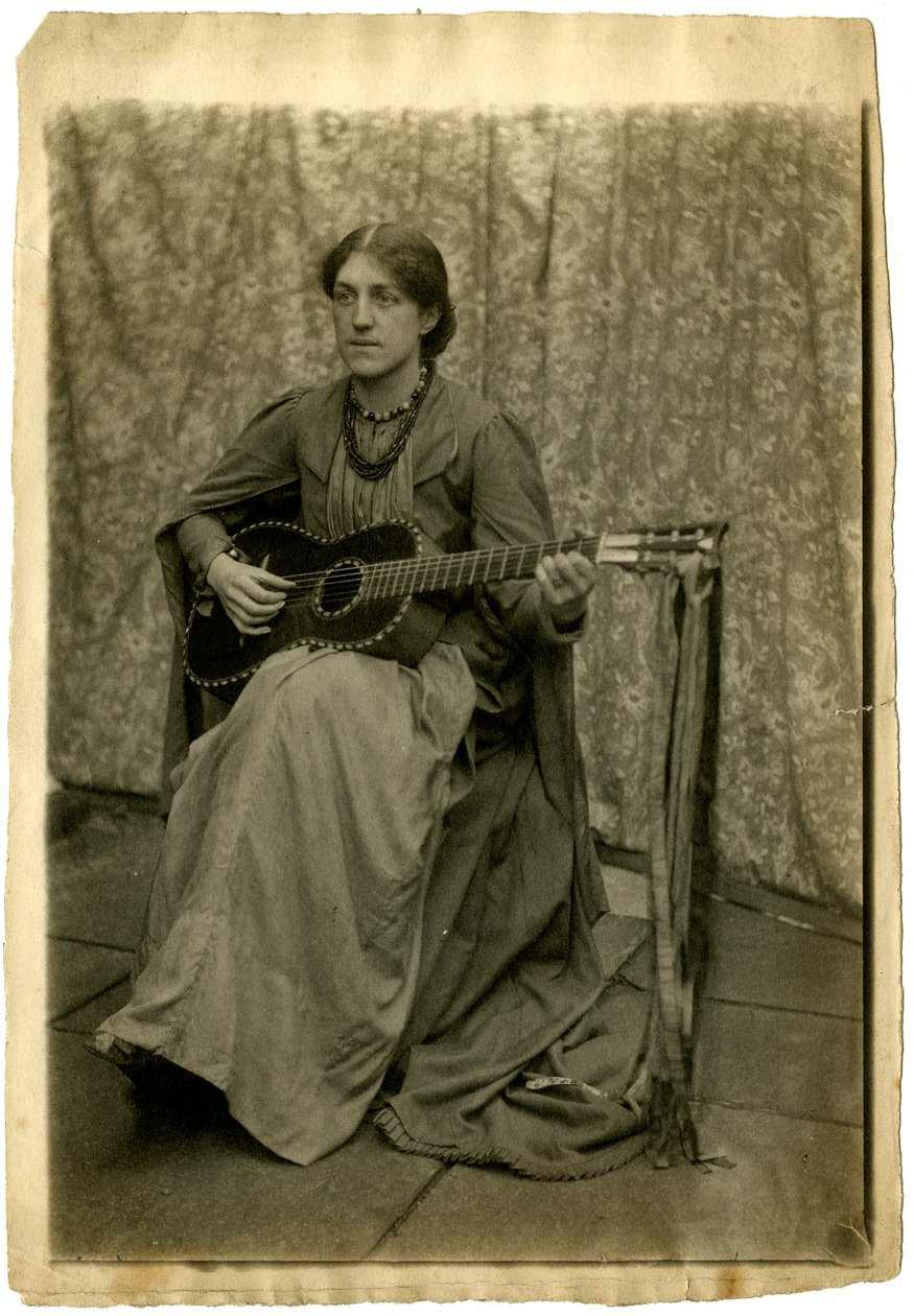 May Morris z gitarą, ok.1886 (zdjęcie w sepii) autorstwa Unknown