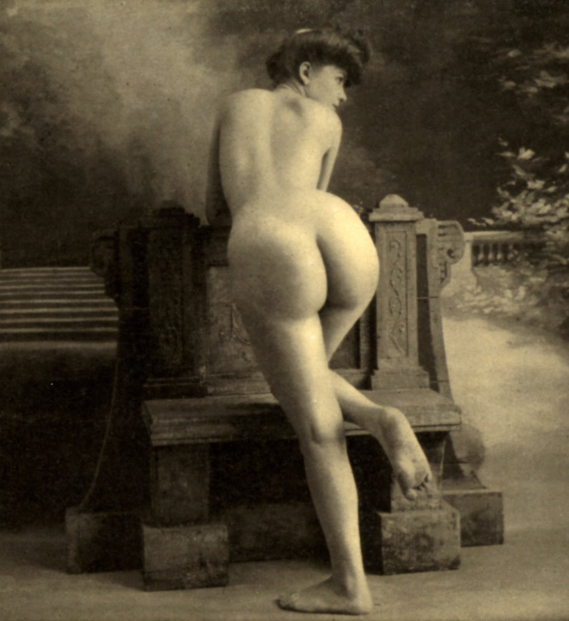 Akt kobiecy, ok. 1900 (zdjęcie w sepii) autorstwa Unknown