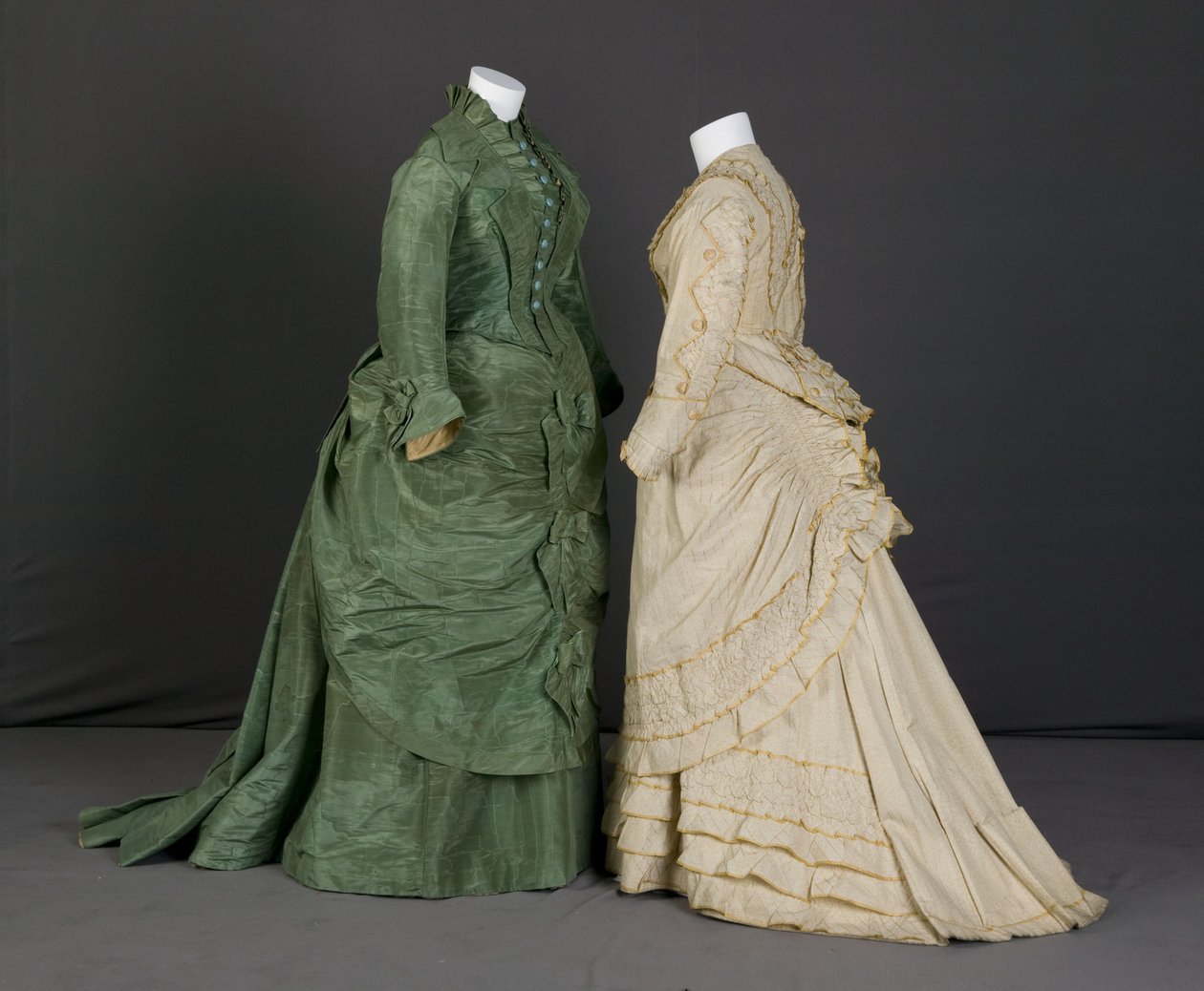 Sukienka Trousseau autorstwa Unknown artist