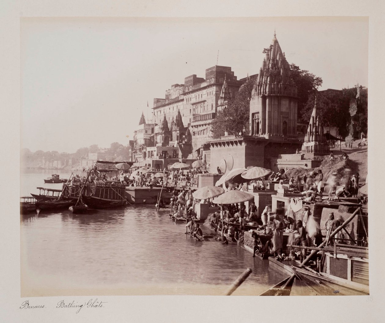Ghaty kąpielowe Benares, ok. 1885 (zdjęcie w sepii) autorstwa Unknown photographer
