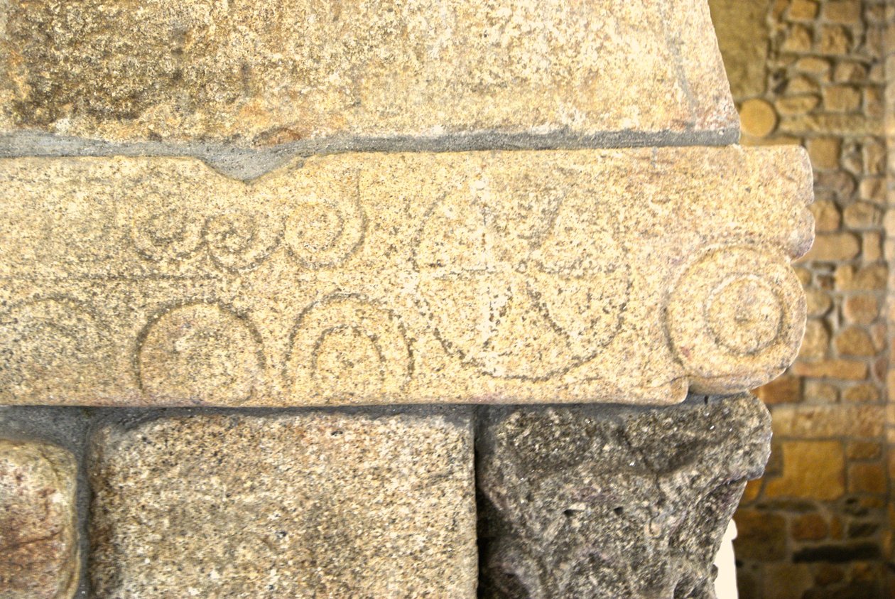 Wizygotyckie rzeźby w kaplicy São Pedro de Balsemão, Sé, Lamego, Portugalia ok. 599 (granit) autorstwa Visigothic
