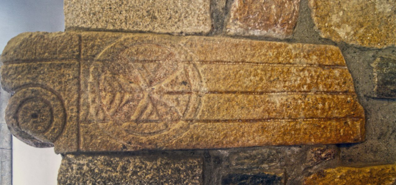 Wizygotyckie rzeźby w kaplicy São Pedro de Balsemão, Sé, Lamego, Portugalia ok. 599 (granit) autorstwa Visigothic