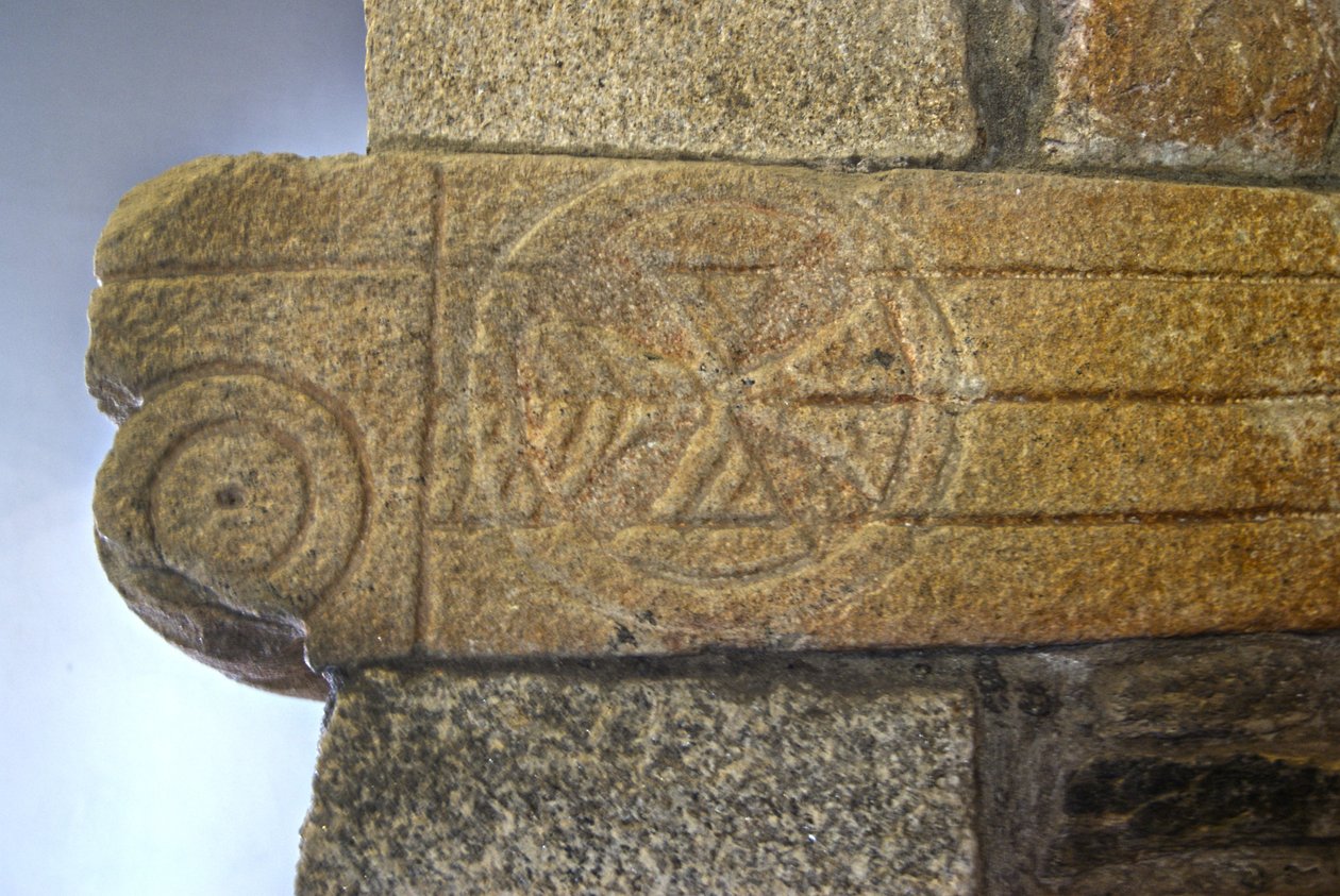 Wizygotyckie rzeźby w kaplicy São Pedro de Balsemão, Sé, Lamego, Portugalia ok. 599 (granit) autorstwa Visigothic