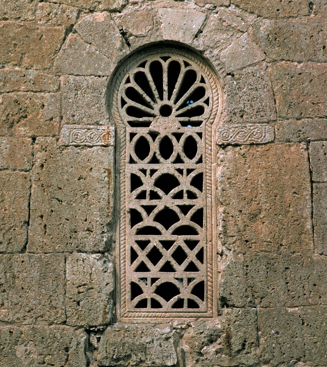 Okno z maswerkami, z bazyliki San Juan Bautista, zbudowane w 661 autorstwa Visigothic