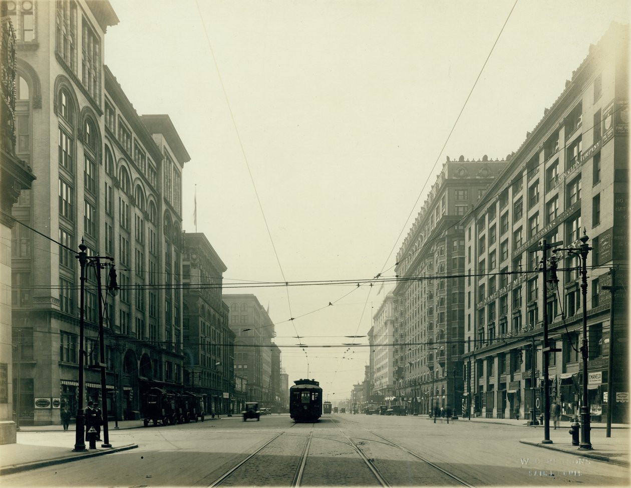 Dwunasta Ulica i Washington Avenue patrząc na południe. autorstwa W.C. Persons