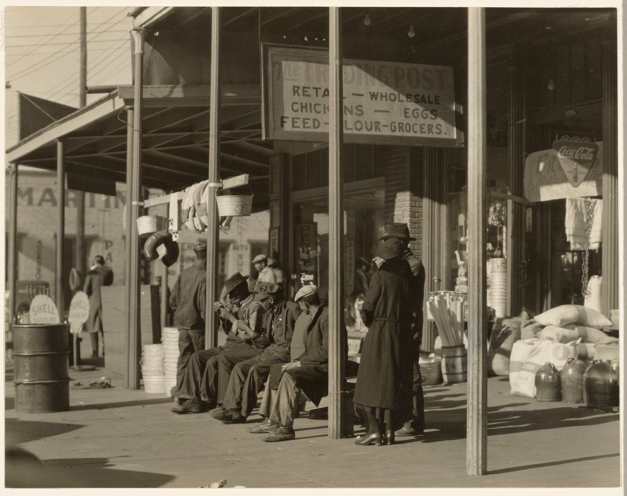 Scena na chodniku, Selma, Alabama autorstwa Walker Evans