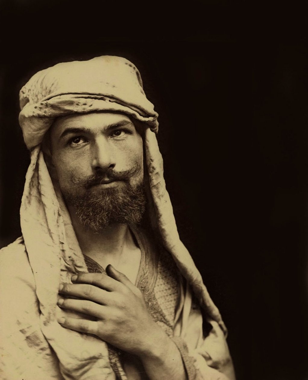 Autoportret barona Wilhelma von Gloeden (1856 – 1931) w stroju arabskim, ok. 1890 (zdjęcie w sepii). autorstwa Baron Wilhelm von Gloeden