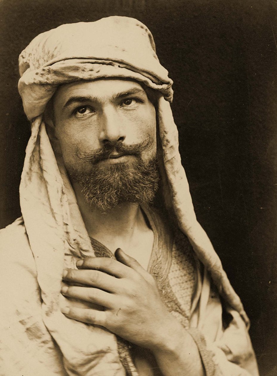 Autoportret barona Wilhelma von Gloeden (1856 – 1931) w stroju arabskim, ok. 1890 (zdjęcie w sepii). autorstwa Baron Wilhelm von Gloeden