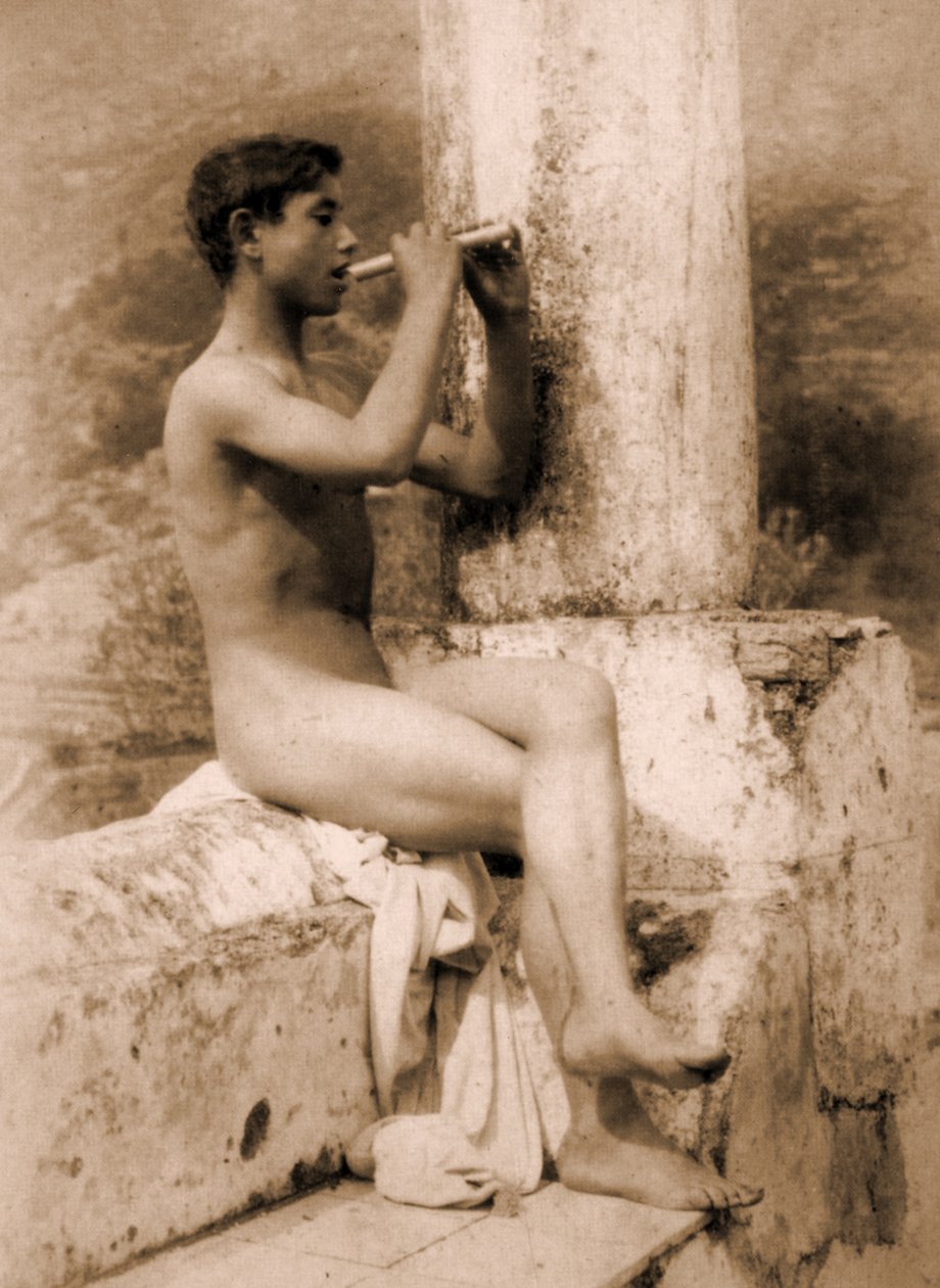 Studium chłopca grającego na flecie, ok. 1900 (zdjęcie w sepii) autorstwa Baron Wilhelm von Gloeden