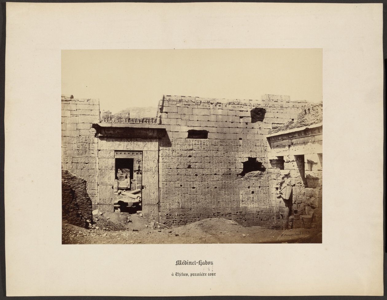 Medinet-Habou, Teby, sąd premierowy autorstwa Wilhelm Hammerschmidt