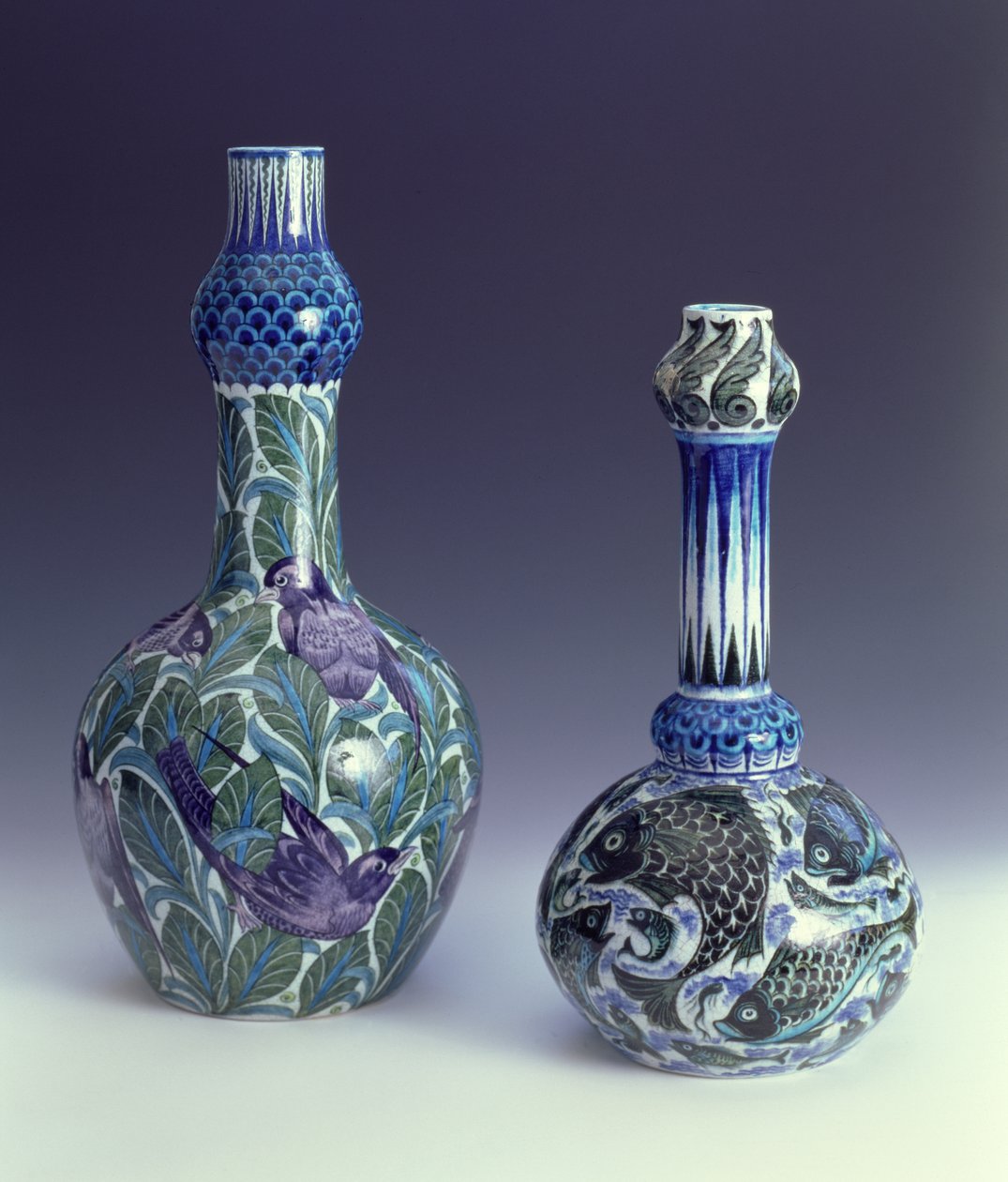 Dwie wazony (ceramiczne) autorstwa William de Morgan