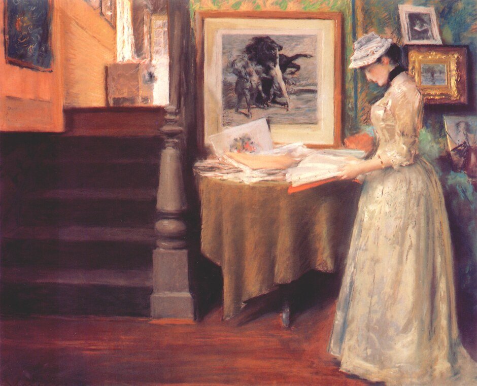 Wnętrze, młoda kobieta przy stole autorstwa William Merritt Chase