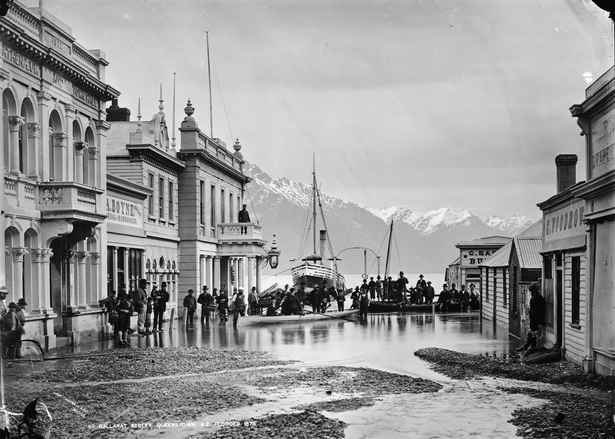 Ballarat Street, Queenstown, NZ, zalane 1878 autorstwa William P. Hart