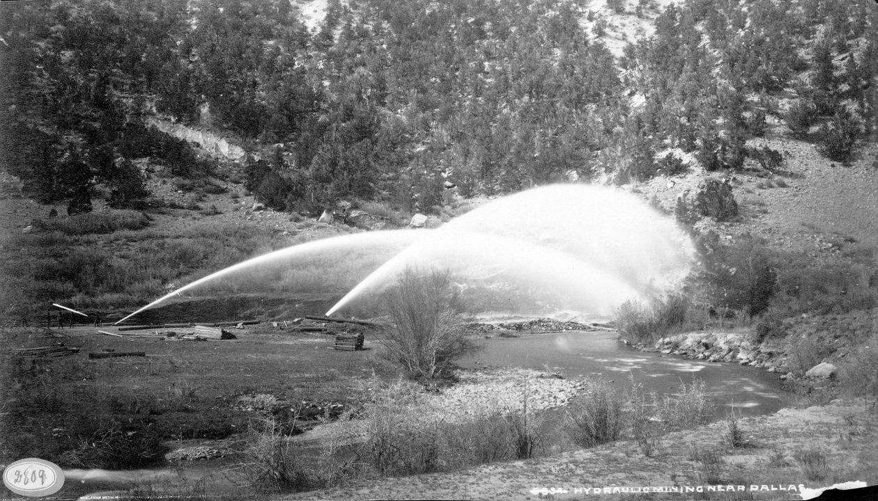 Górnictwo hydrauliczne w pobliżu Dallas, ok. 1882-1900 autorstwa William Henry Jackson