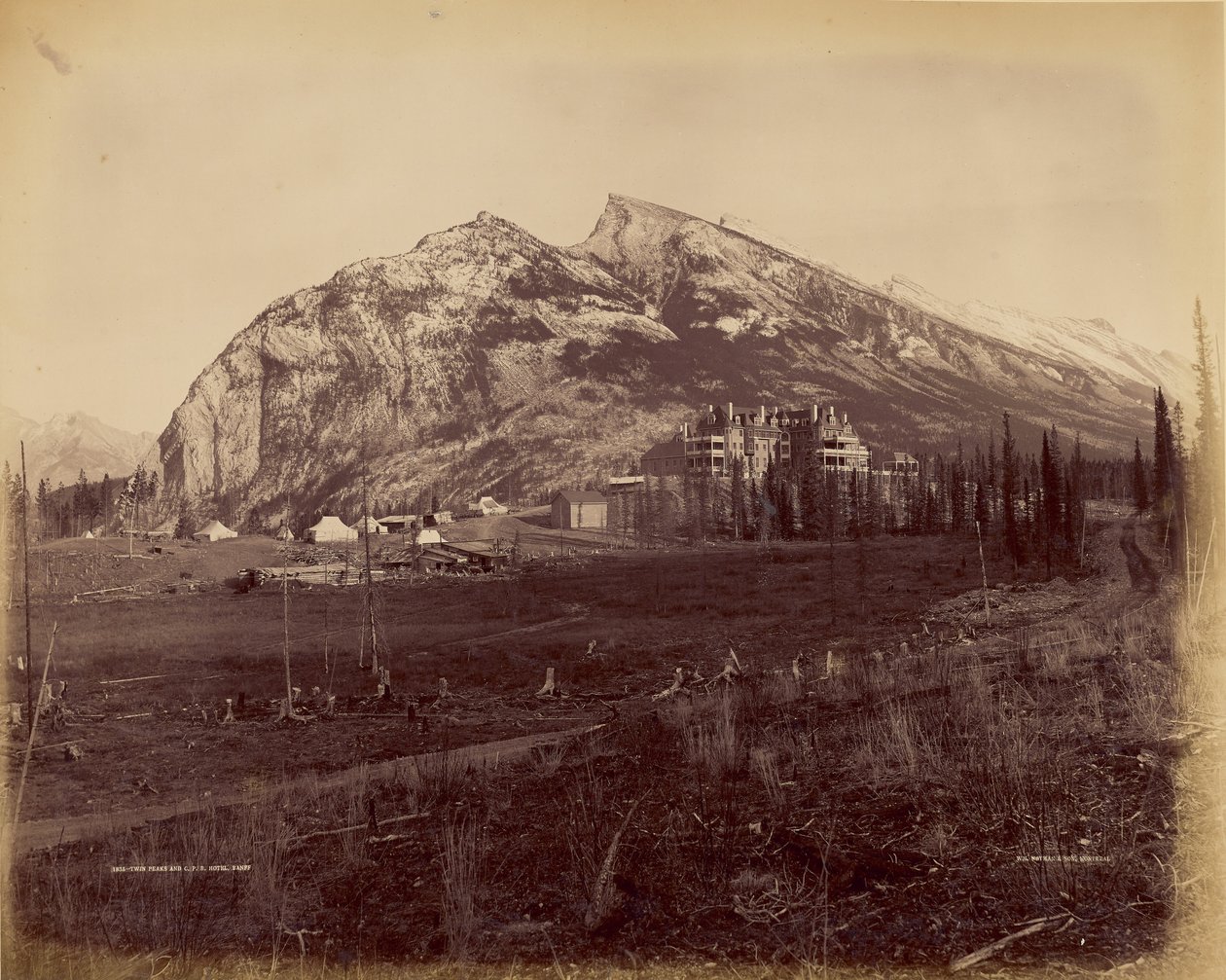 Twin Peaks i hotel C.P.R., Banff autorstwa William McFarlane Notman