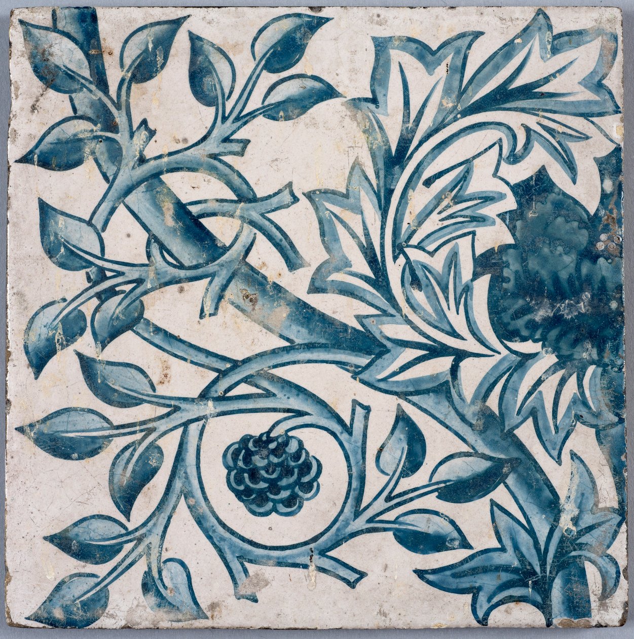 Niebieski motyw kwiatowy. Płytka, lata 70.-1880. autorstwa William Morris
