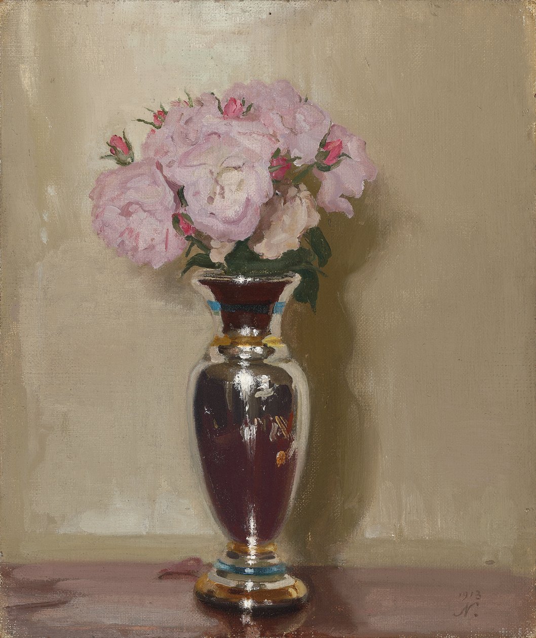 Różowe róże w srebrnym połyskującym wazonie autorstwa William Nicholson