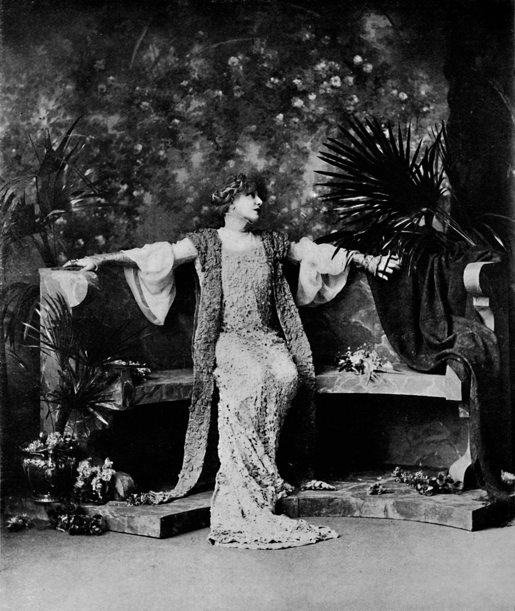Pani Sarah Bernhardt, 1914. autorstwa William and Daniel Downey