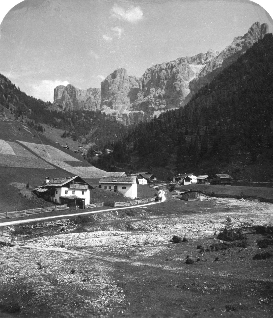 Dolina w Wolkenstein, Tyrol, ok. 1900. autorstwa Wurthle and Sons