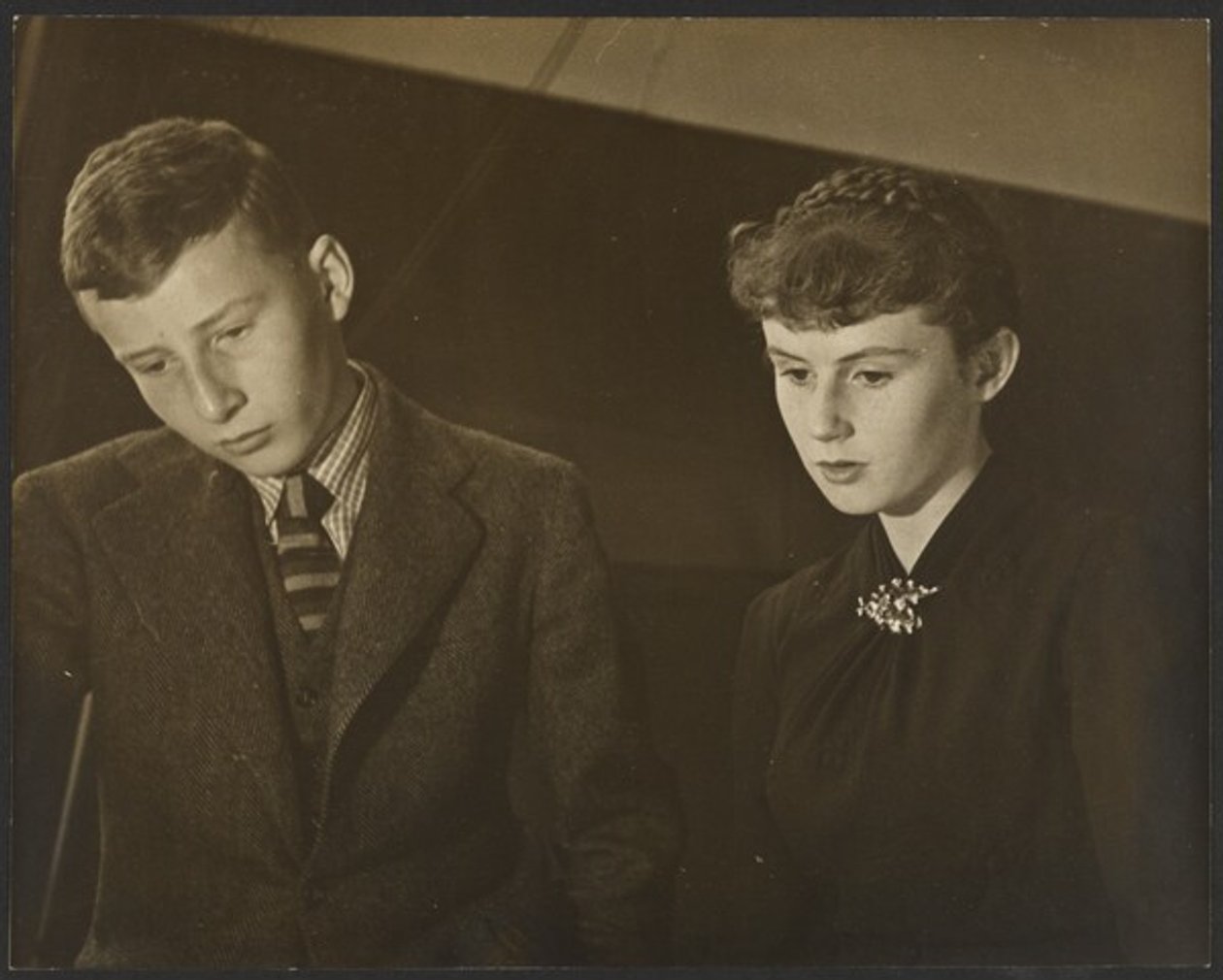 [Sandy i Belinda Brook]. autorstwa Yasuo Kuniyoshi