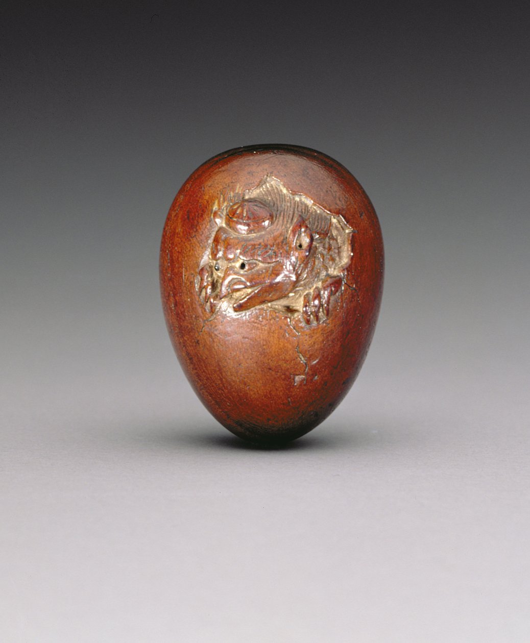 Netsuke przedstawiający wronę wyłaniającą się z jaja, ok. 1800-20 (drewno iglaste) autorstwa Yuzan