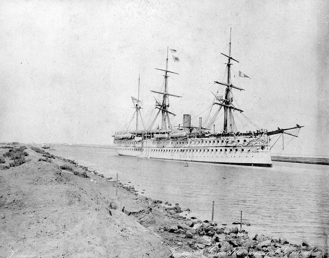 Okręt wojenny „Krokodyl” przepływający przez Kanał Sueski, ok. godz. 1870 autorstwa Zangaki Brothers