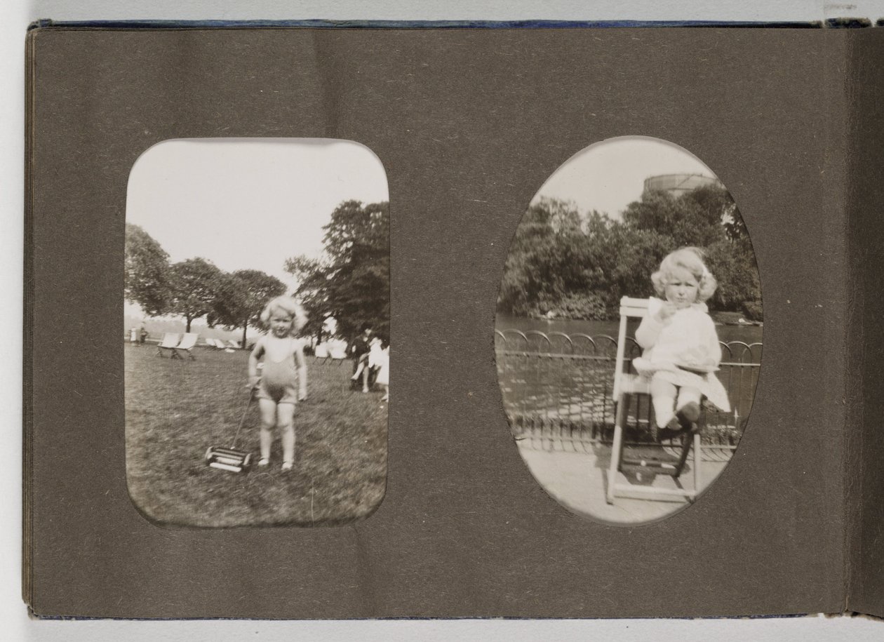 Album zdjęć rodzinnych z XX wieku, c autorstwa Frederick (attr. to) Barnard