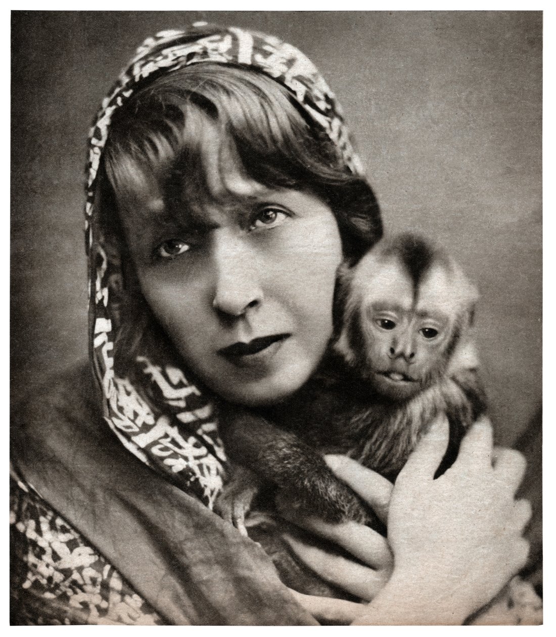 Mistinguett z małą małpką autorstwa . .
