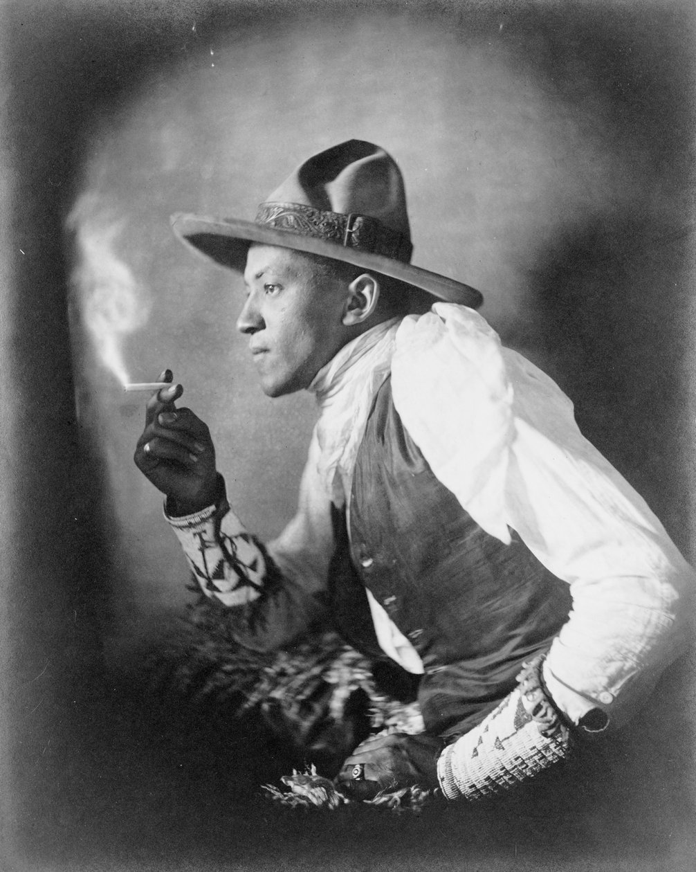 Papieros, ok. 1908 (zdjęcie czarno-białe) autorstwa . .