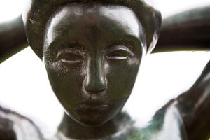 Kąpiąca się układająca włosy, detal, 1930 (brąz)