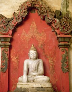 Siedzący Budda w medytacji (alabaster)