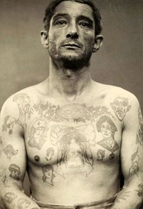 Portret wytatuowanego mężczyzny