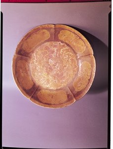 Naczynie grawerowane, dynastia Tang (618-907) (złoto i srebro)