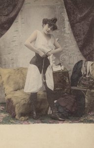 Dziewczyna rozpina gorset