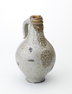 Dzbanek Bellarmine, ok. 1660-70 (kamionka glazurowana solą)