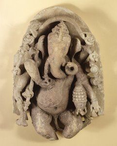 Figura Ganapati, dynastia Chandella (piaskowiec)