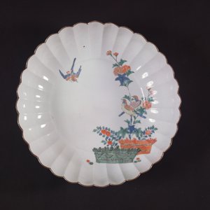 Duże naczynie Kakiemon, Okres Edo (porcelana)