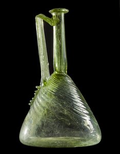 Flagon, z Brackenbraes, Turriff, Aberdeenshire (dmuchane zielone szkło)