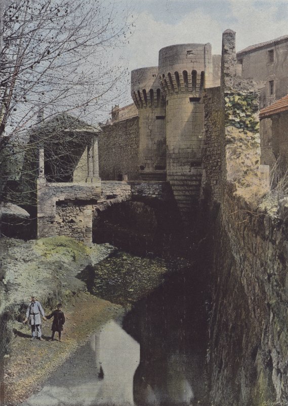 Pernes, zamek (kolorowe zdjęcie) autorstwa (after) French Photographer