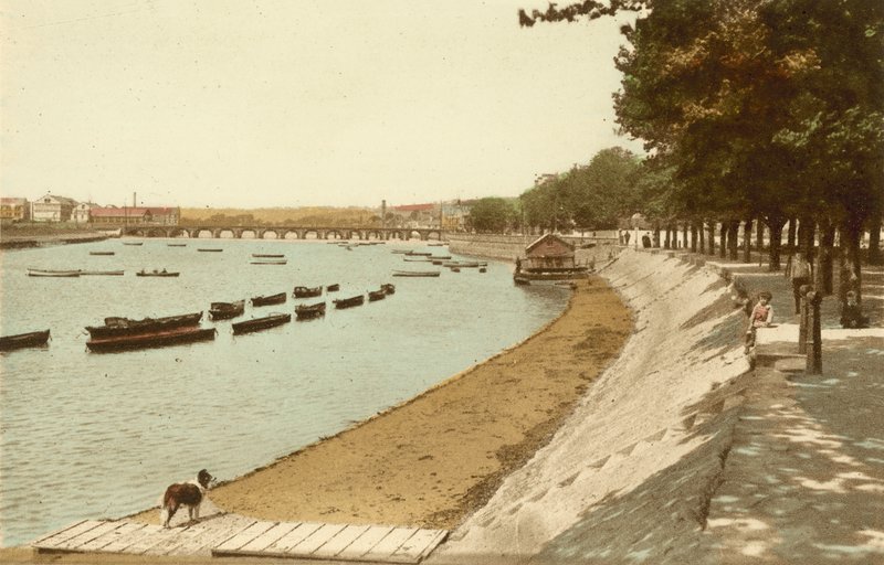 Barnstaple, promenada i rzeka autorstwa English Photographer