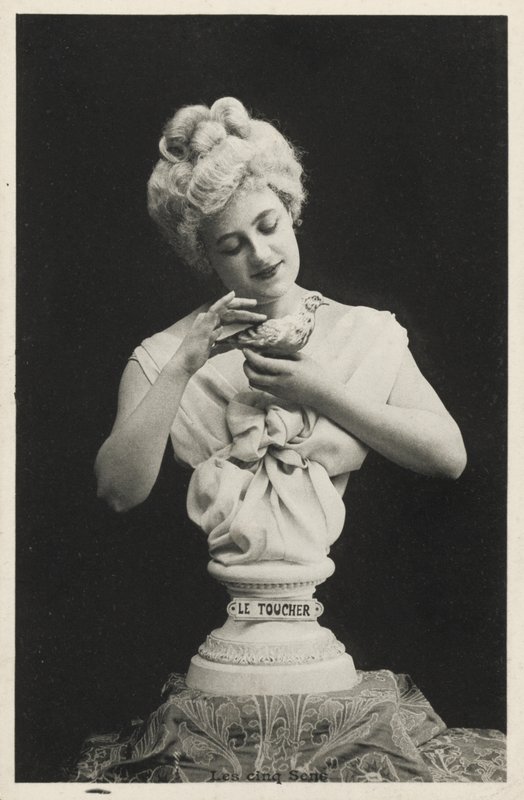 Popiersie kobiety z ptakiem autorstwa French Photographer