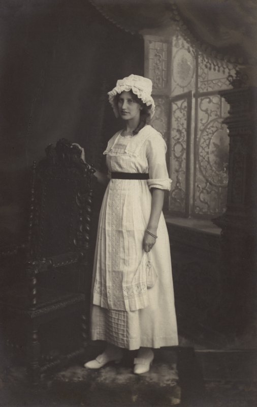 Dziewczyna w koronkowej czapce autorstwa Arthur C. Burgess