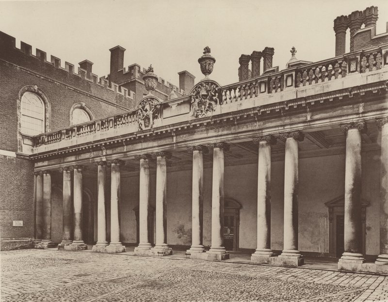 Pałac Hampton Court, kolumnada do wejścia królów autorstwa Charles Latham