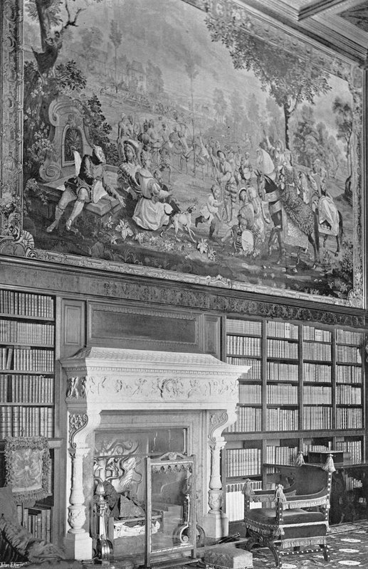 Gobelin w Bibliotece autorstwa Charles Latham
