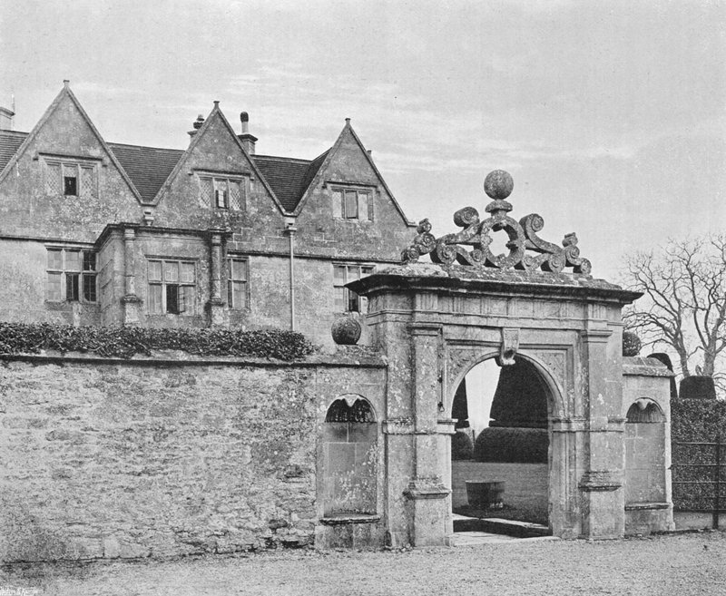 Front wejściowy autorstwa Charles Latham