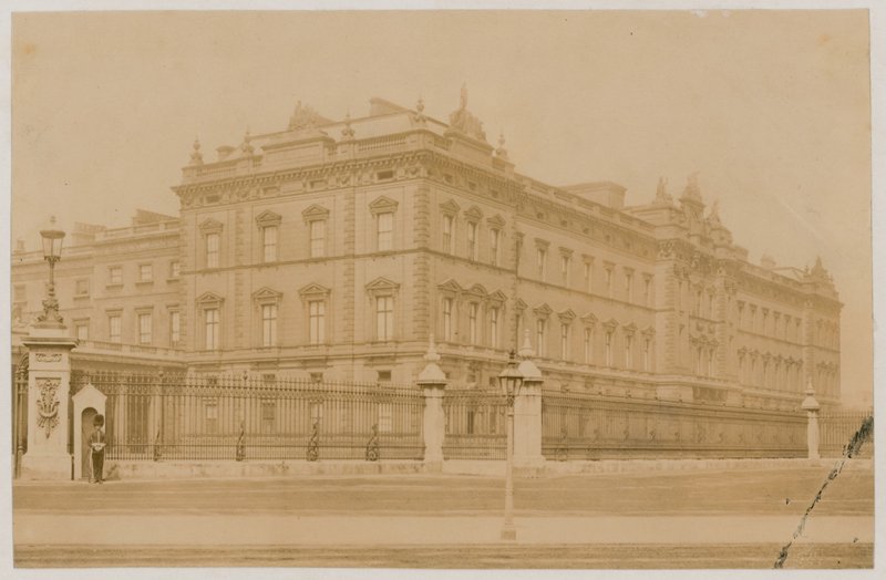 Pałac Buckingham, 1876 r. autorstwa English Photographer