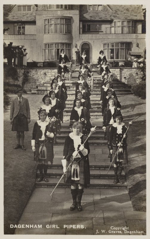 Dagenham Girl Pipers, Essex (zdjęcie czarno-białe) autorstwa English Photographer