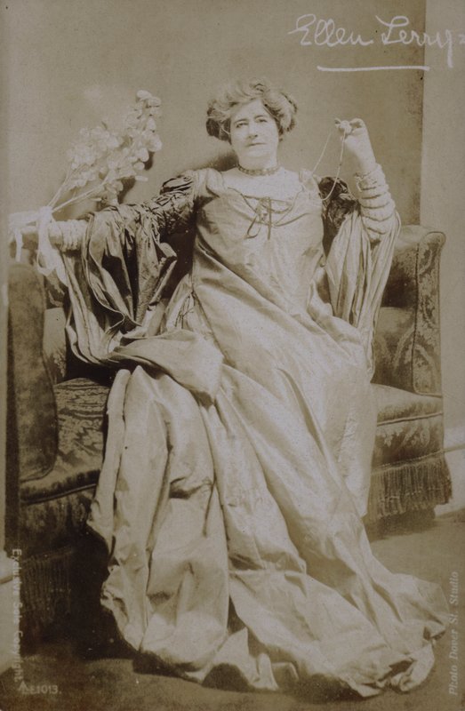 Ellen Terry (zdjęcie czarno-białe) autorstwa English Photographer