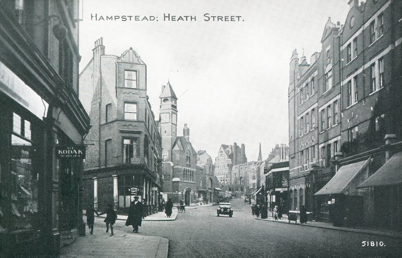 Heath Street w Hampstead autorstwa English Photographer
