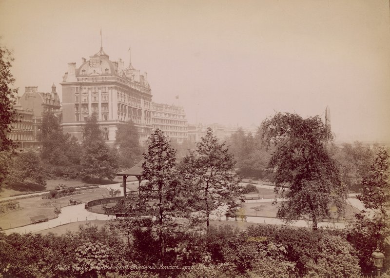 Hotel Cecil and the Embankment Gardens, Londyn autorstwa English Photographer